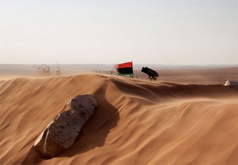 Những cơn gió thổi cát tạo nên những đợt sóng trên sa mạc ở Twama, cách thành trì Zintan của phe đối lập Libya khoảng 30 km về phía đông nam, hôm 15/7. Đây là nơi mà những chiến binh nổi dậy chọn làm tiền đồn để theo dõi hoạt động của lực lượng trung thành với Gadhafi. Ảnh: AFP